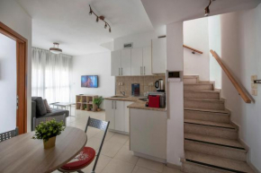 2BD and 2 Bath duplex on the Hilton beach with a shelter